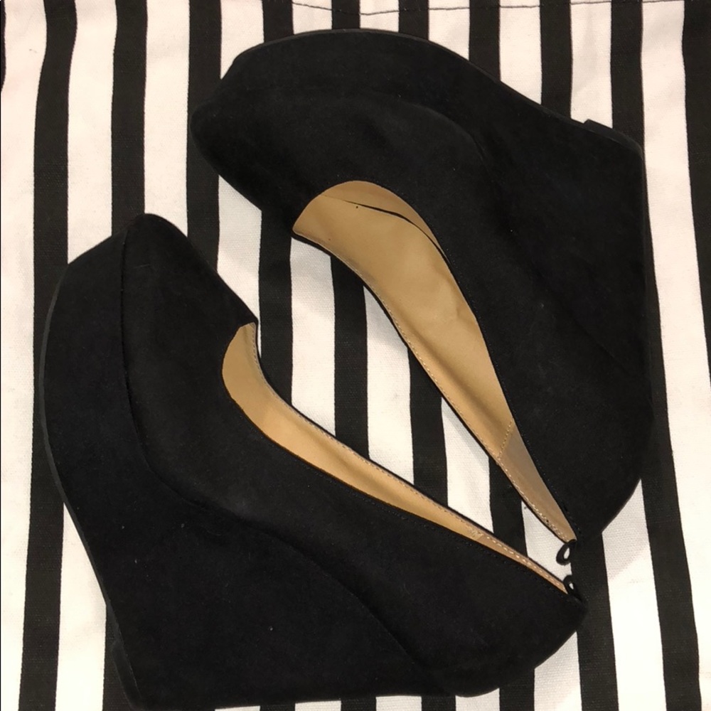 Black wedges